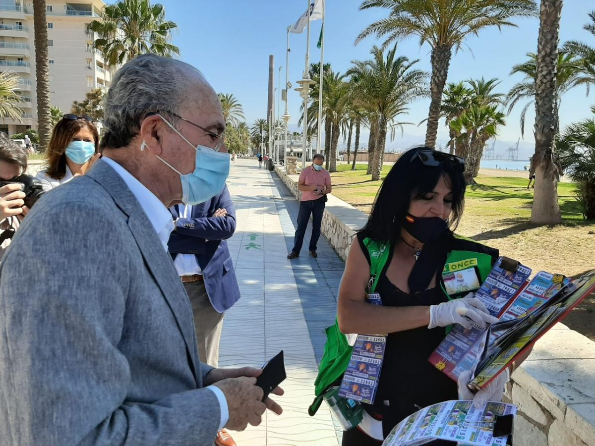 El alcalde de Málaga, Francisco de la Torre, compra el Cuponazo a Pepi Berlanda en el Paseo Marítimo Antonio Banderas 