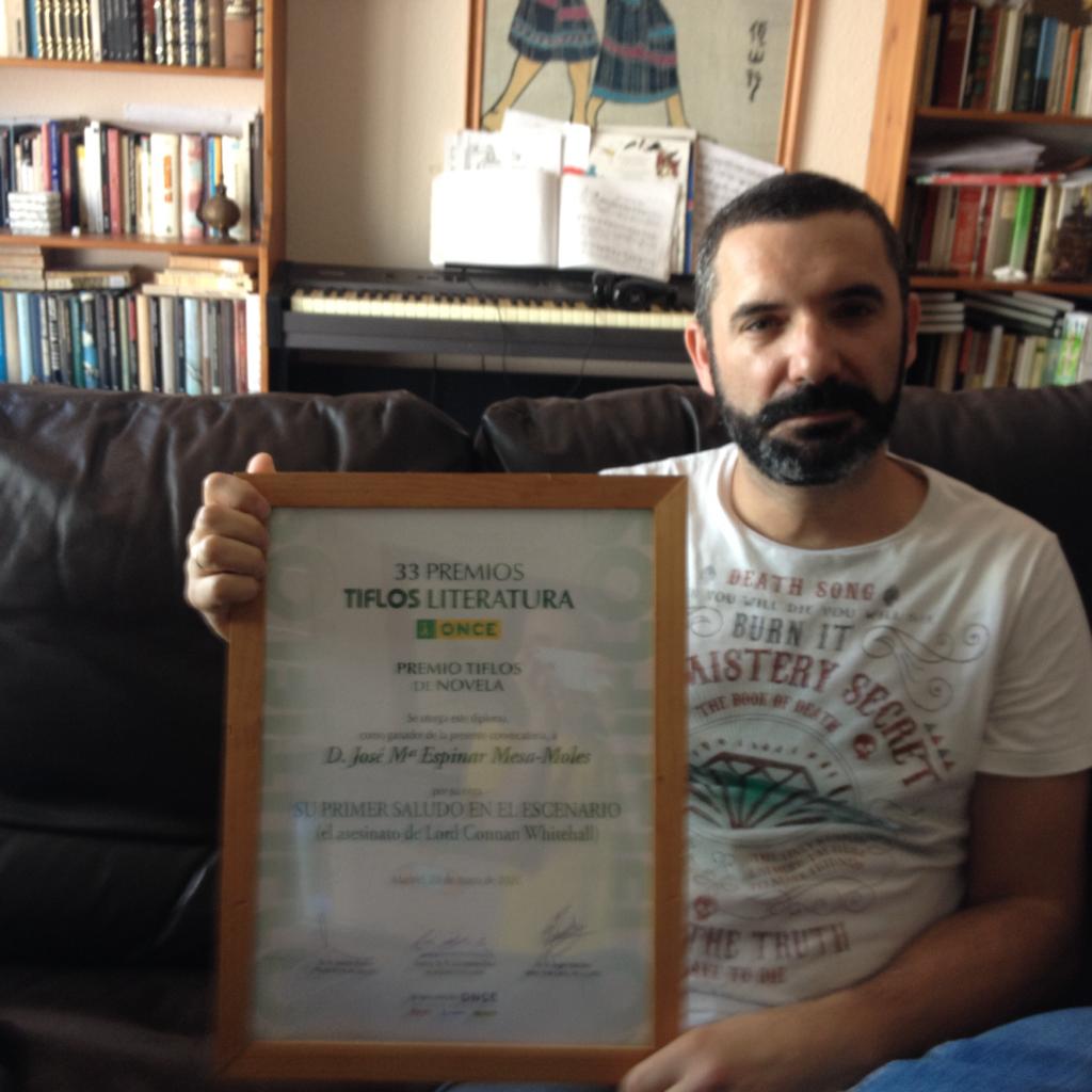 José María Espinar muestra el diploma que le acredita como Premio de Novela, Tiflos de Literatura 2020