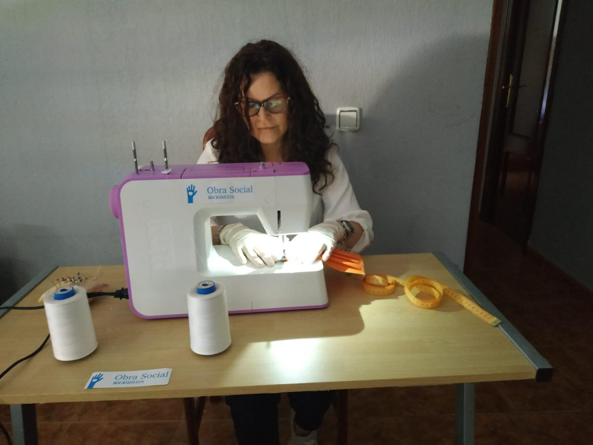Carmen González cosiendo mascarillas para la Hermandad del Rocío de Huelva