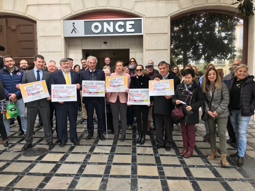 Concentración a las puertas de la sede de la ONCE en Granada