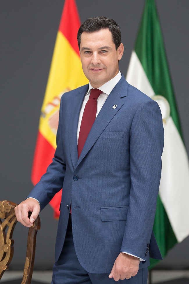 El presidente de la Junta de Andalucía con las banderas de España y Andalucía a sus espaldas