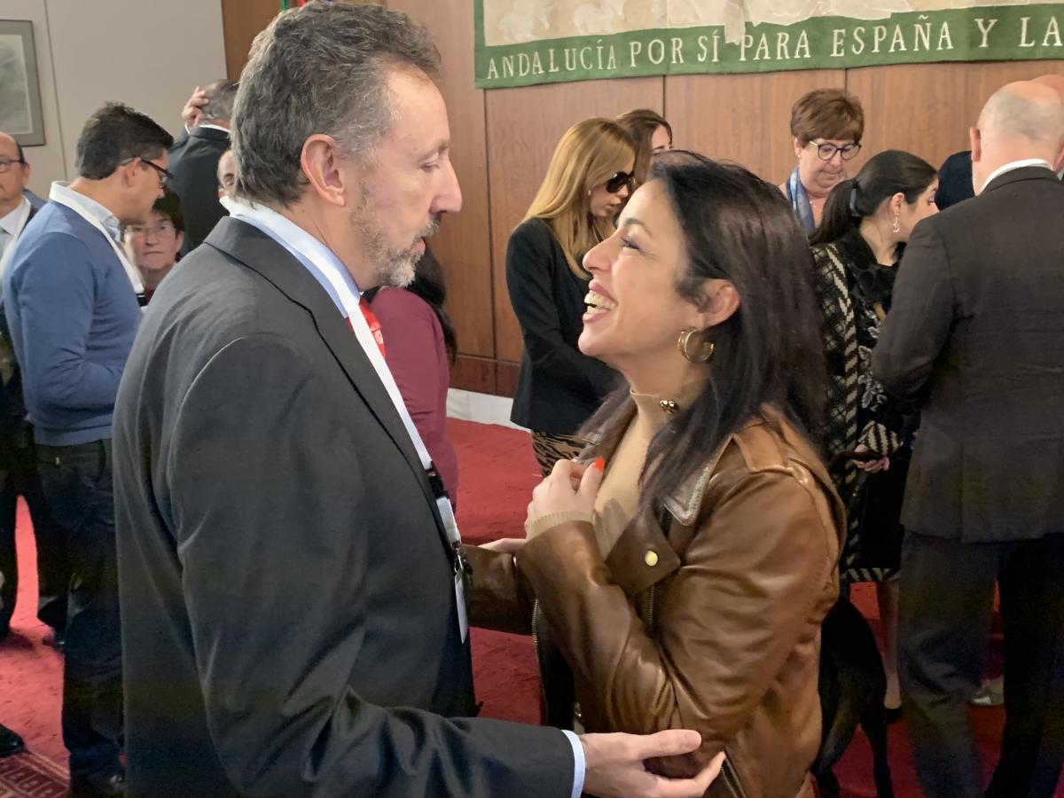 El delegado territorial de la ONCE en Andalucía conversa con la presidenta del Parlamento de Andalucía, Marta Bosquet