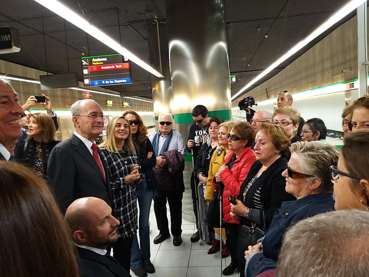 La consejera de Fomento y el alcalde de Málaga saludan al grupo de la ONCE en la estación de El Perchel 