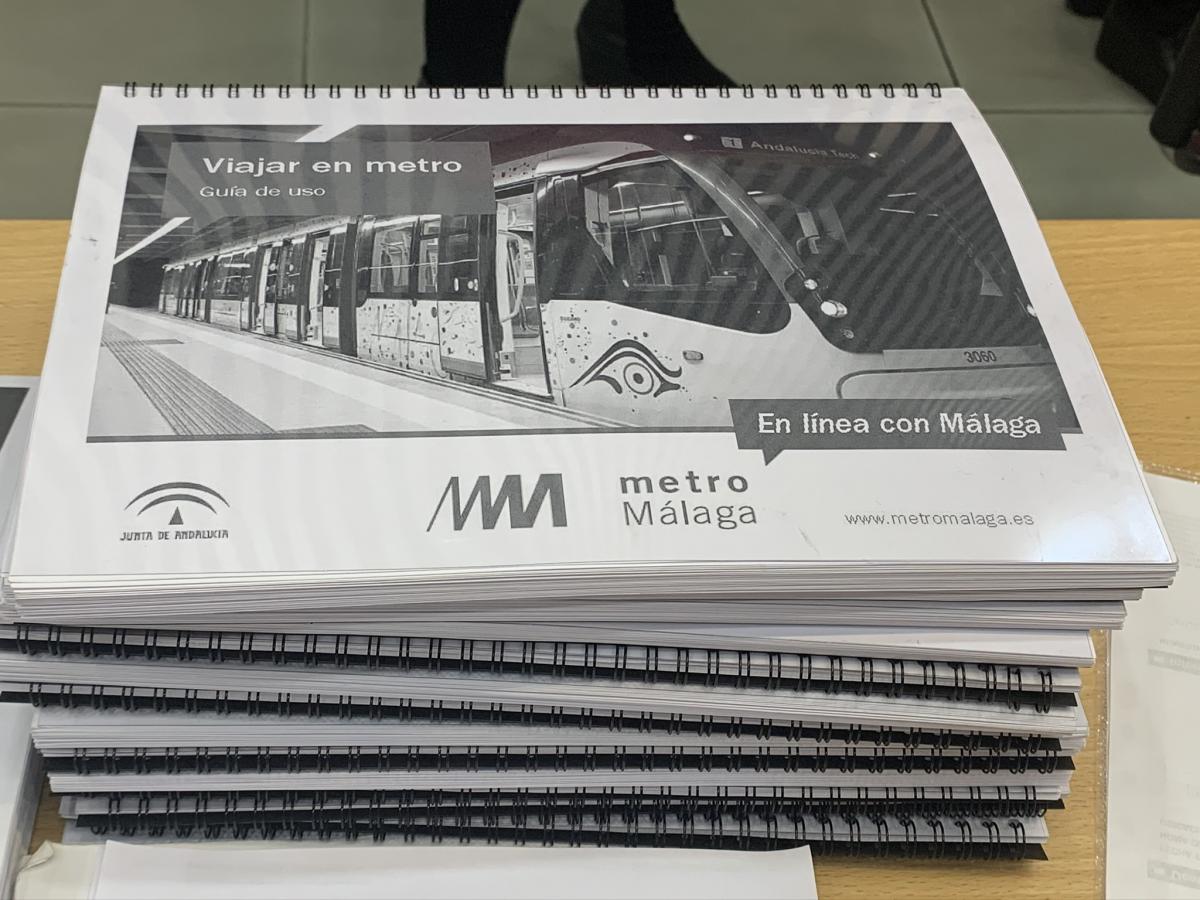 Imagen de las guías de uso del Metro de Málaga editadas por la ONCE en braille