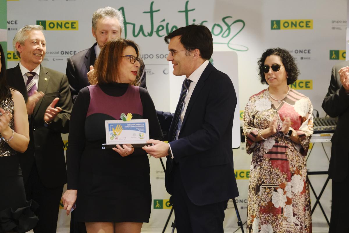 El vicepresidente de la ONCE, Alberto Durán, entrega el reconomiento a la Voluntaria del Año, Julia Sánchez 