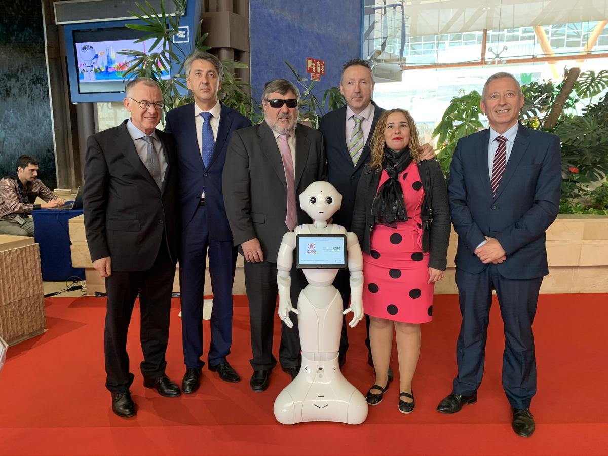 Los directivos de la ONCE de Andalucía con el robot Paca, sin duda una de las protagonistas del Congreso
