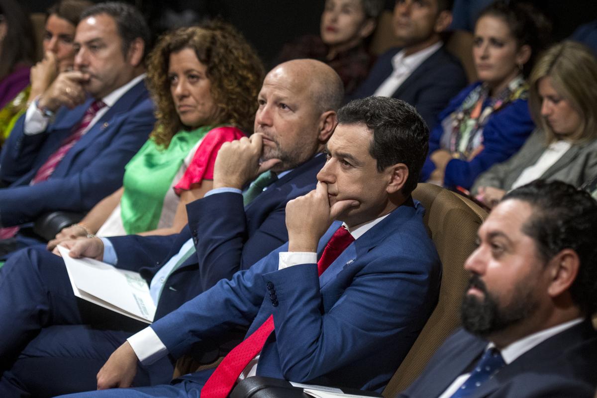 El presidente de la Junta de Andalucía y el consejero de Educación y Deporte escuchan la intervención de Cristóbal Martínez