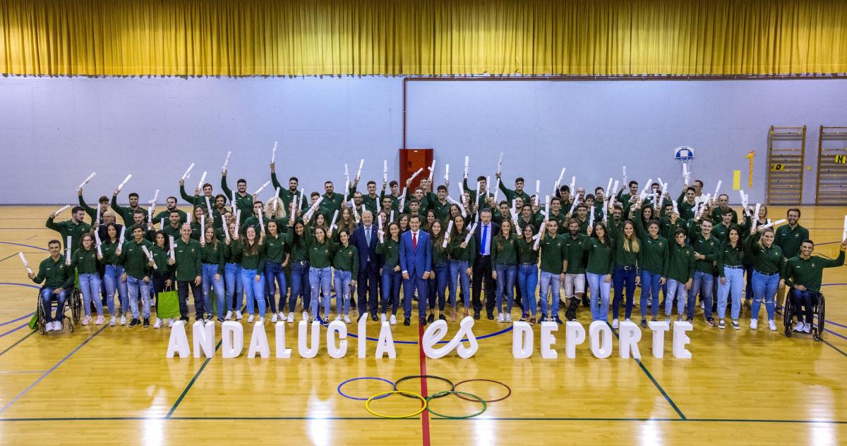 Foto de familia de todos los becados en el polideportivo del CRE de Sevilla
