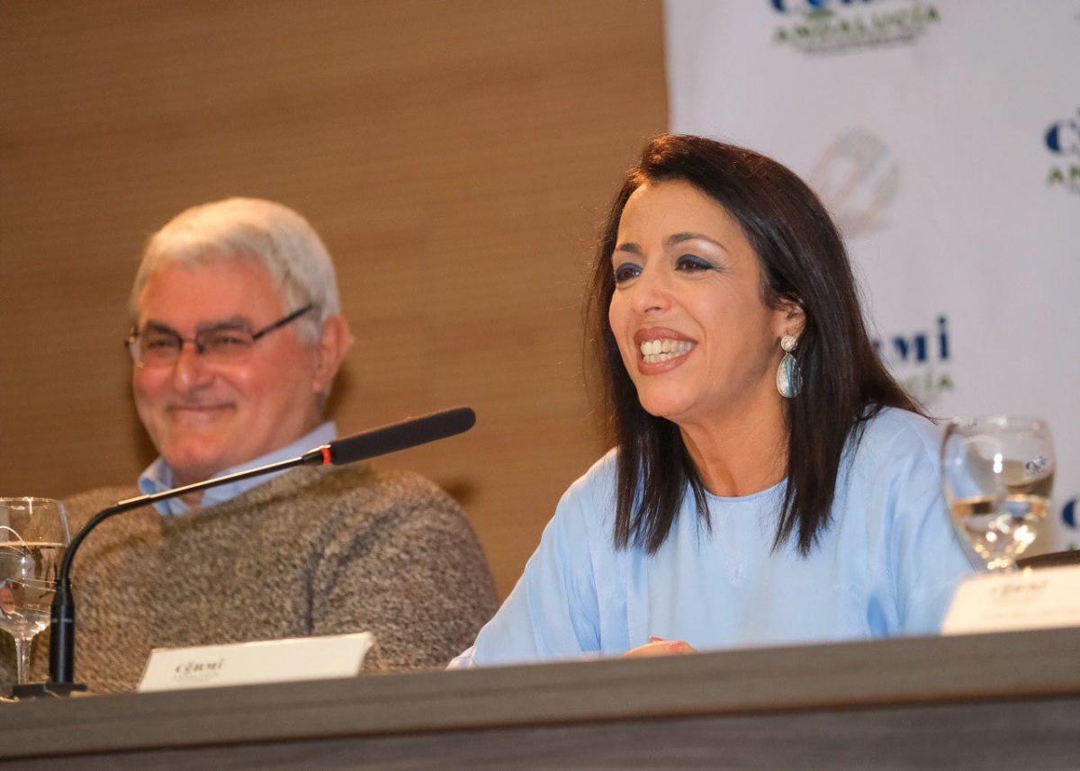 La presidenta del Parlamento de Andalucía, Marta Bosquet, junto al presidente del CERMI-A, Antonio Hermoso