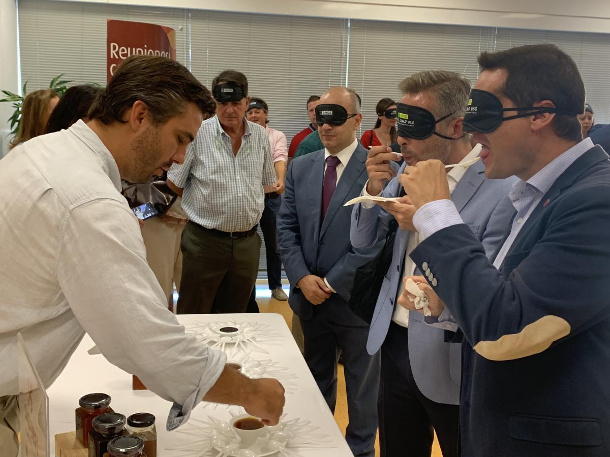 Otra imagen de la degustación de la miel producida en la provincia de Sevilla durante la cata a ciegas