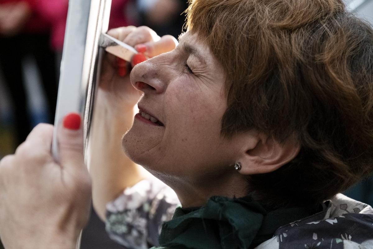 La pintora afiliada María José Fernández en la inauguración de la Semana ONCE en la Delegación Territorial