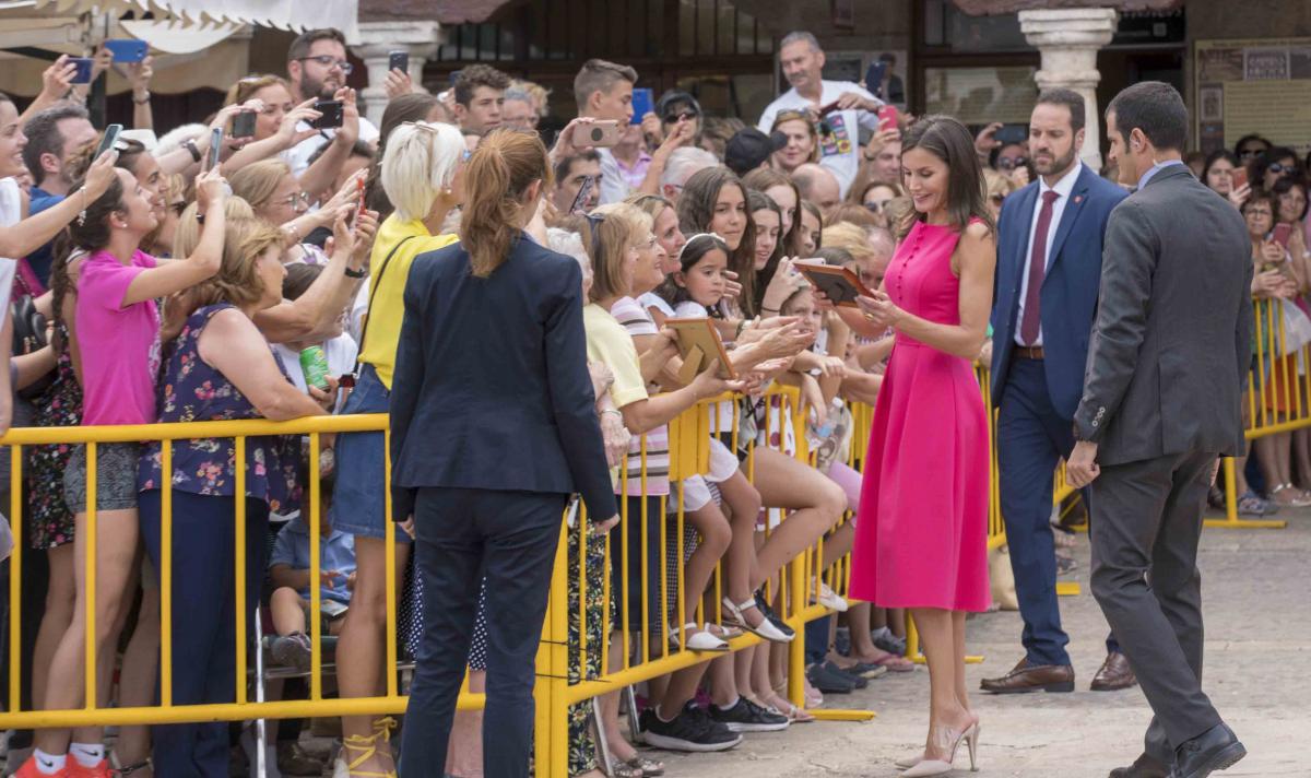 Más muestras de cariño a la Reina doña Letizia a su salida de la entrega de premios
