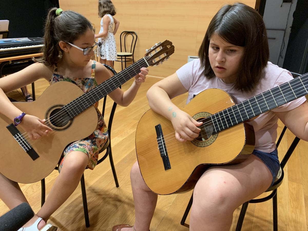 Ensayo general de dos alumnas con sus guitarras antes del concierto