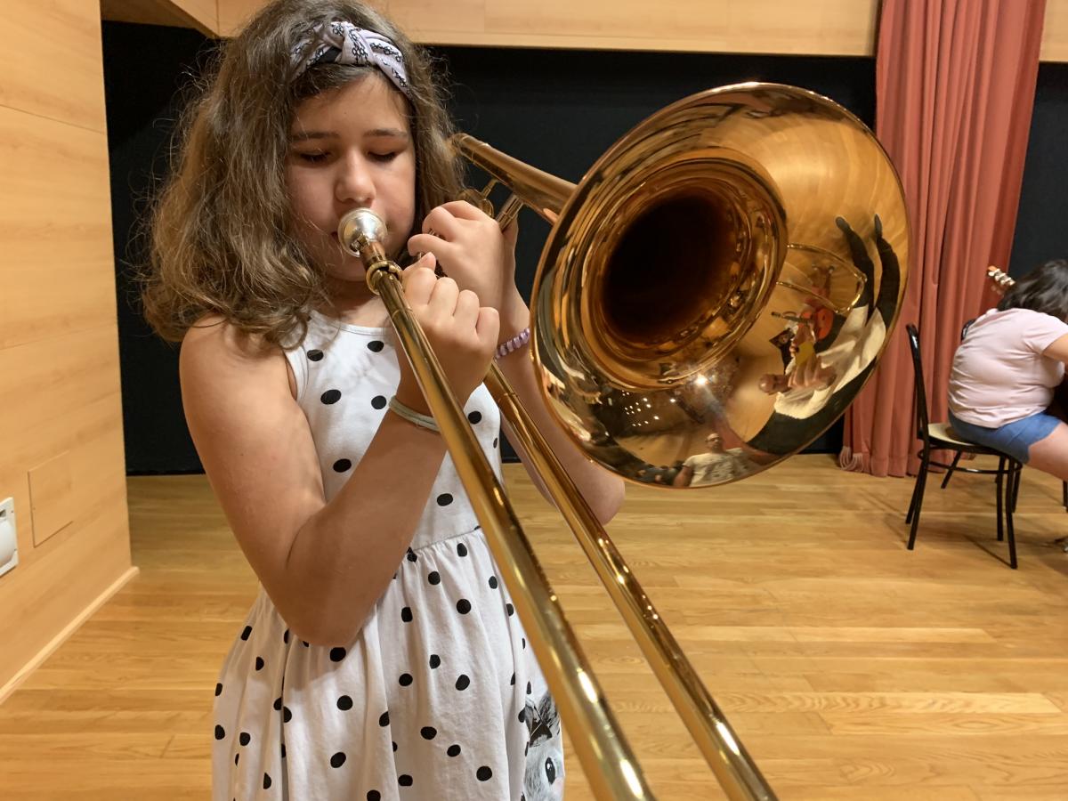 Alumna con trombón durante la actuación del concierto que puso fin al SECC de música