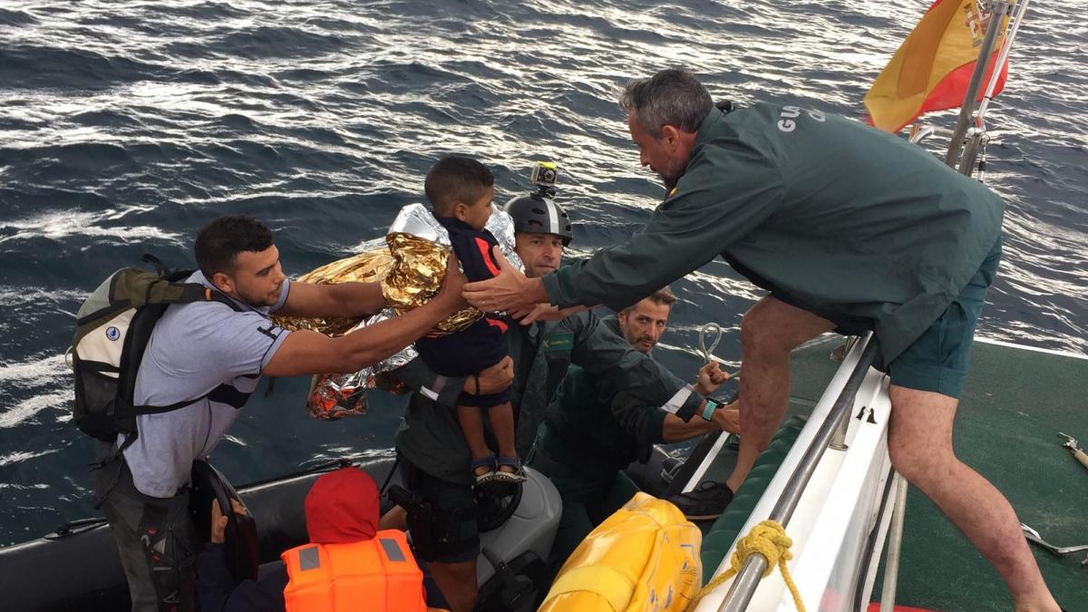 El Servicio Marítimo de la Guardia Civil en una de sus intervenciones de rescate humanitario en aguas andaluzas