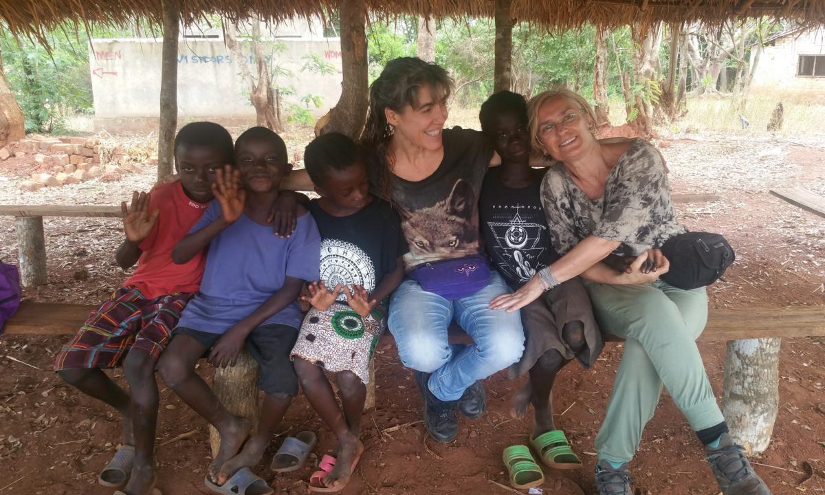 Voluntarias de Aldevaran comparten su felicidad con niños de un poblado centroafricano