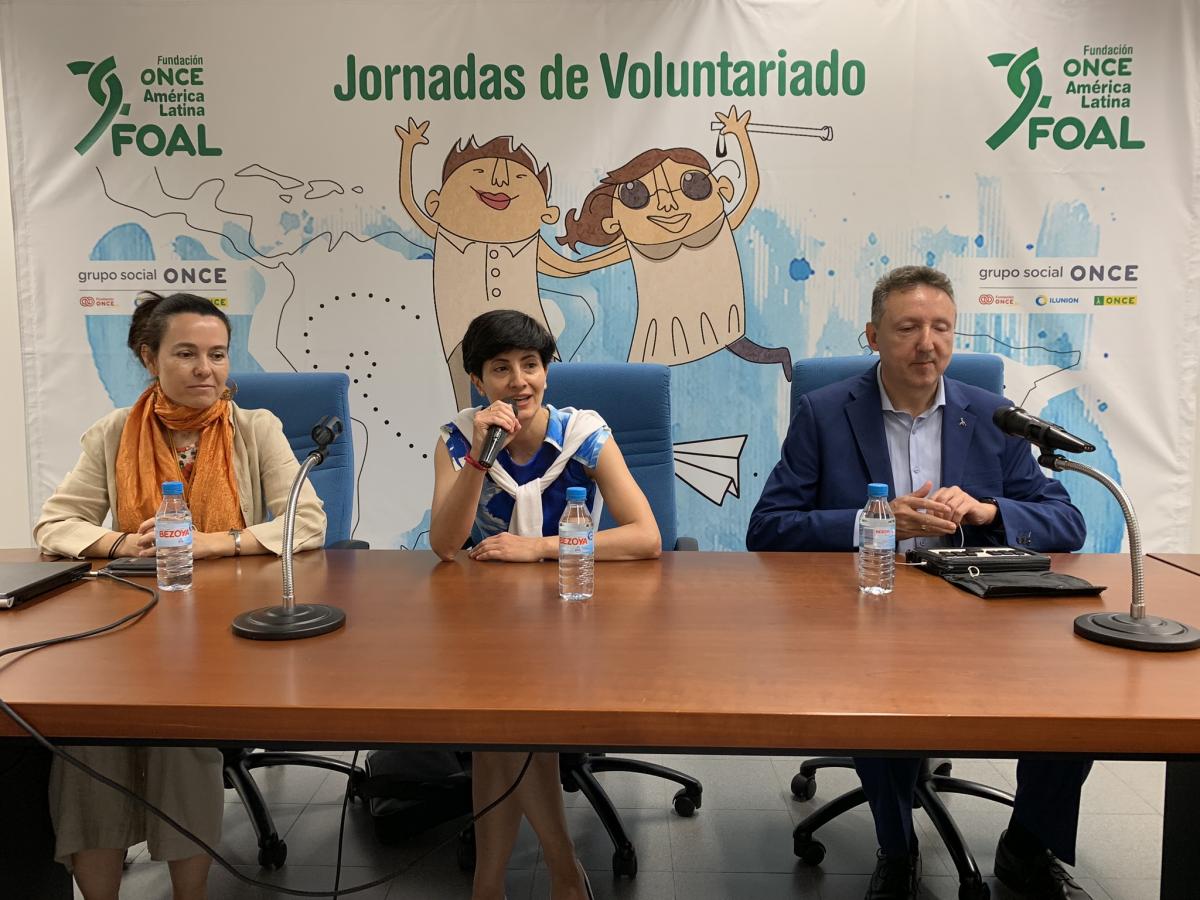 La directora general de la FOAL, Estefanía Mirpuri, y el delegado territorial de la ONCE, Cristóbal Martínez, inauguraron las Jornadas