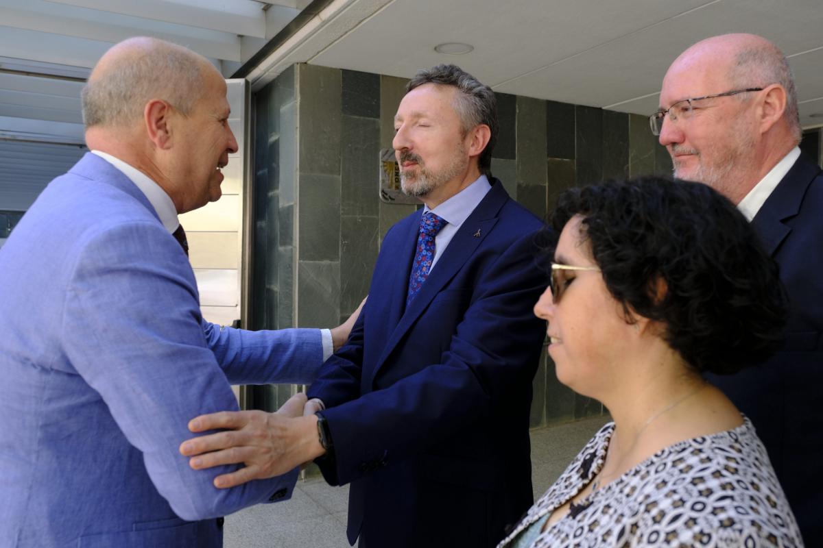 El consejero de Educación y Deporte saluda al delegado territorial y a la presidenta del Consejo a su llegada al CRE de Sevilla