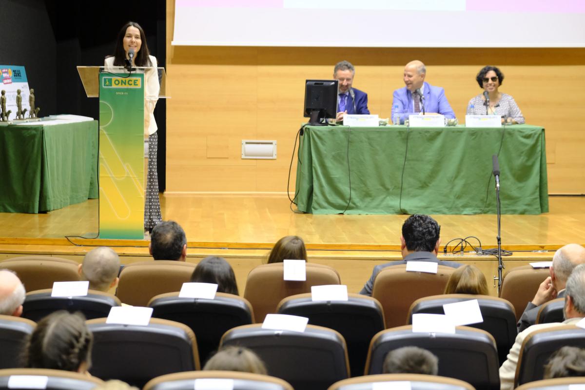 La directora del CRE de Sevilla, Eva Pérez, da la bienvenida a los colegios ganadores