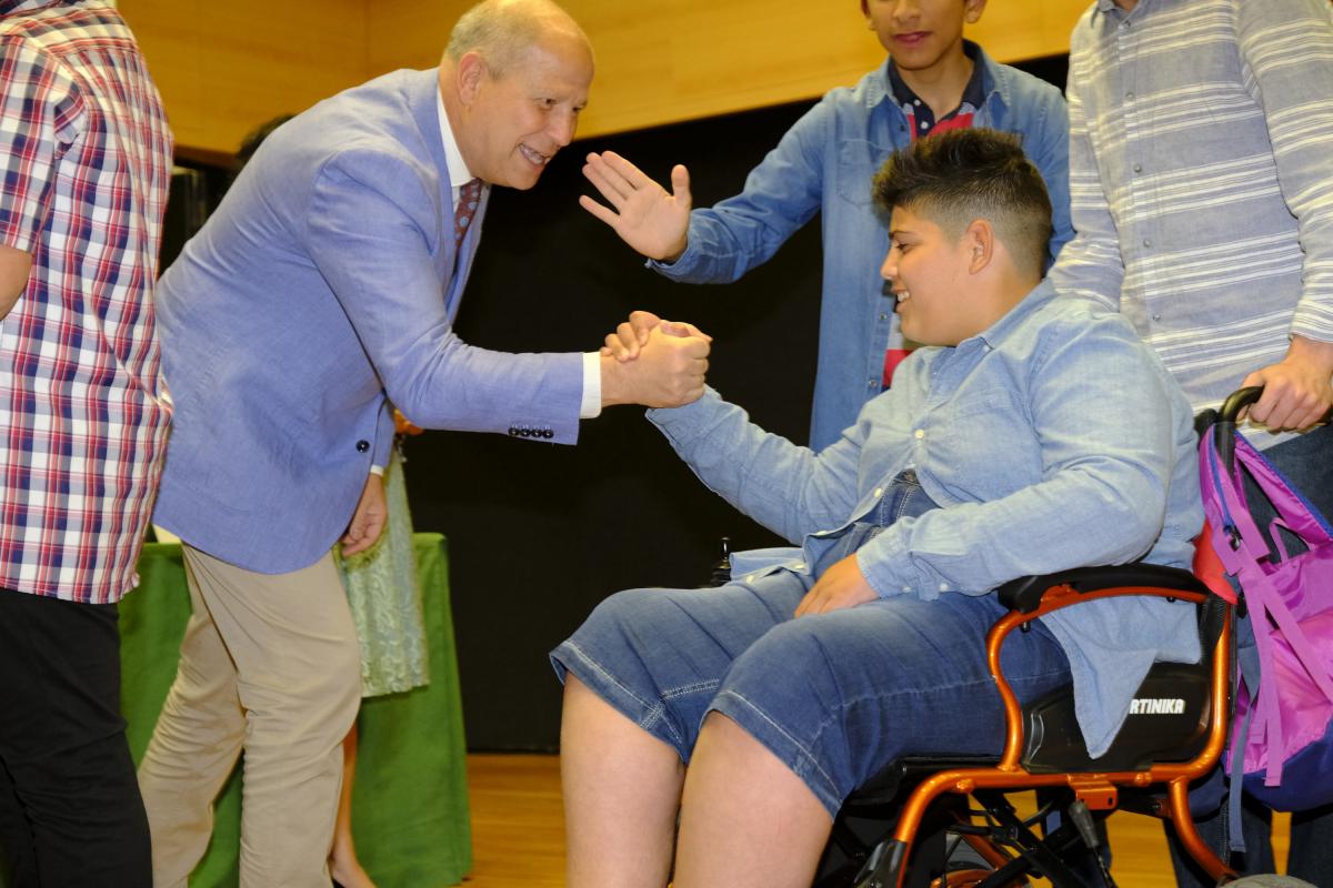 Javier Imbroda saluda como un campeón a uno de los alumnos del centro 'Purísima Concepción' de Granada