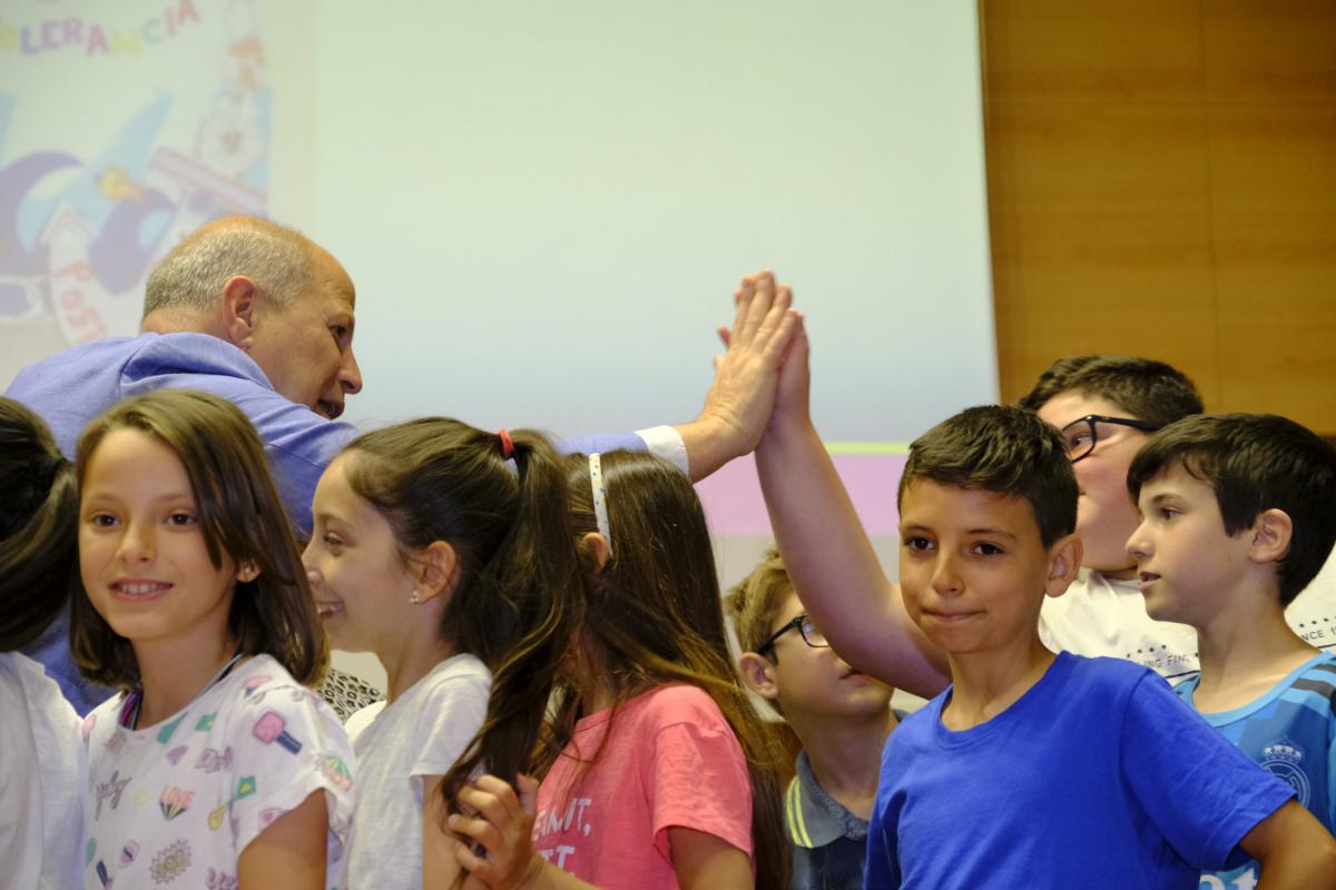 El consejero de Educación y Deporte saluda ahora a los alumnos de 'Doña María Coronel' de Aguilar de la Frontera (Córdoba)