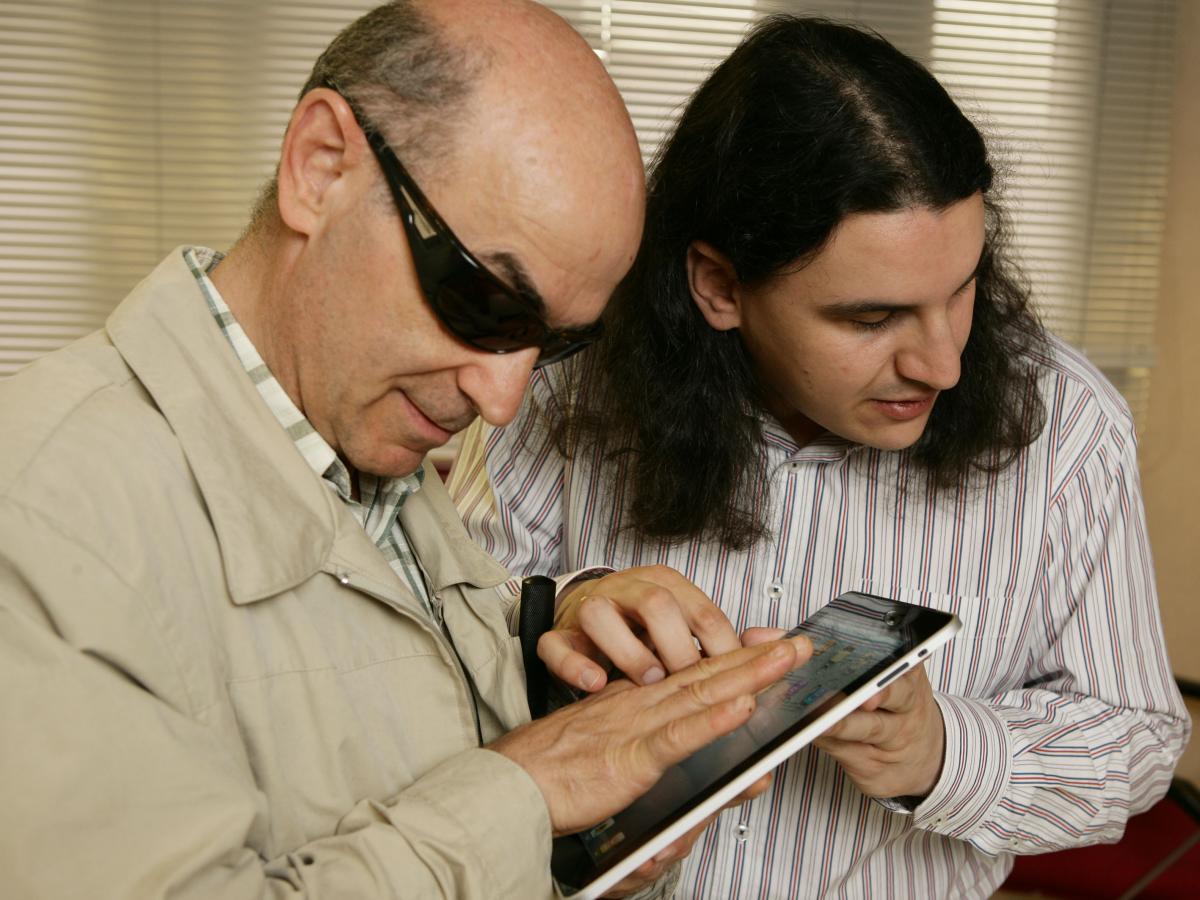 Dos personas ciegas utilizando su tablet
