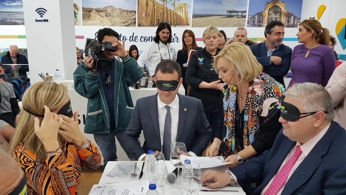 El alcalde de Almería participó también en una prueba culinaria a ciegas en la sede de la capitalidad gastronómica de Almería