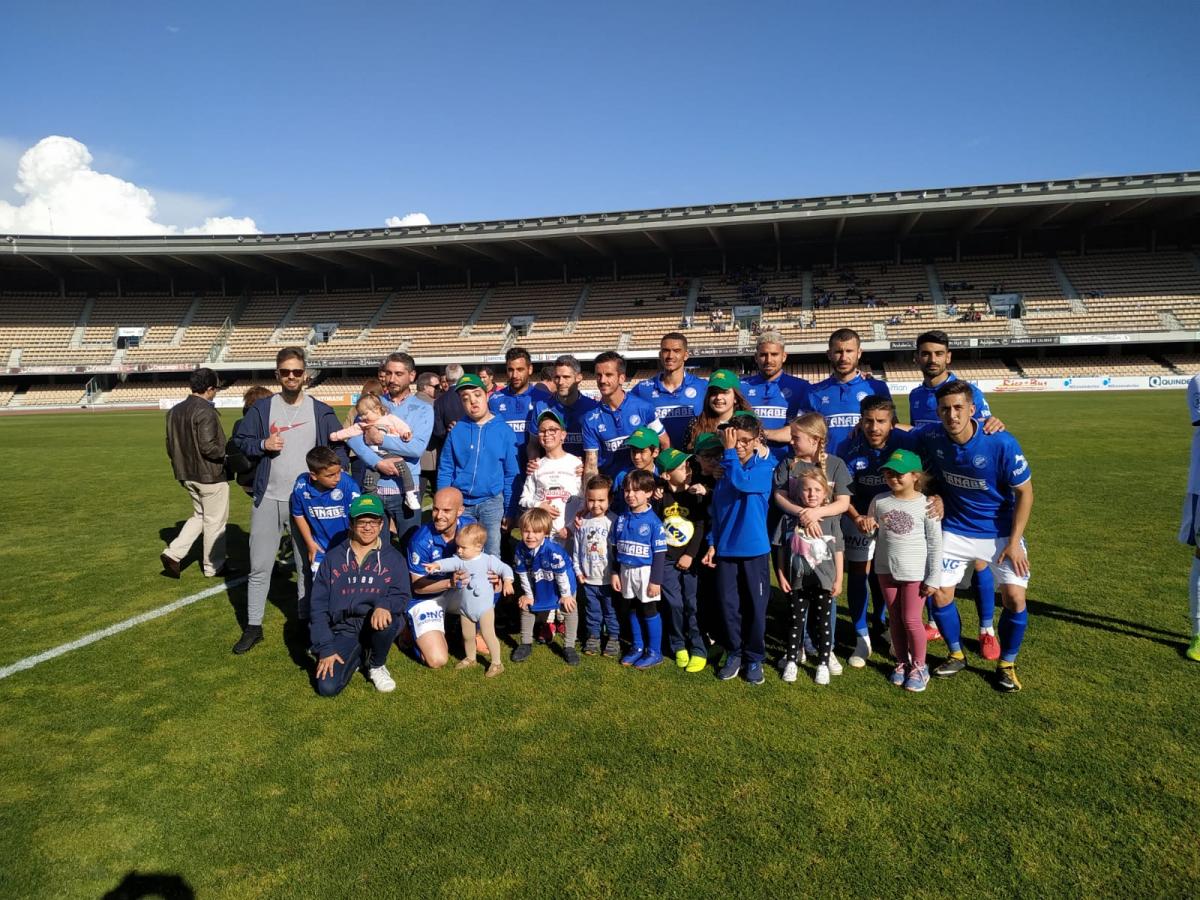 En Jerez la Semana ONCE arrancó con un tiro de honor a cargo de niños afiliados en el partido del Xerez en el estadio del Chapín
