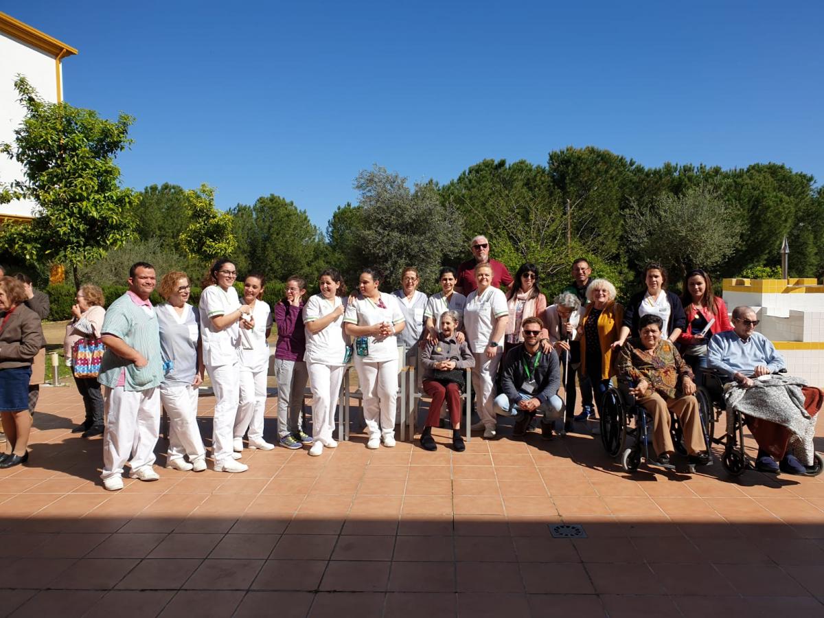 Circuito de movilidad y exposición de perros guía en una residencia de mayores en Alcalá de Guadaíra (Sevilla)