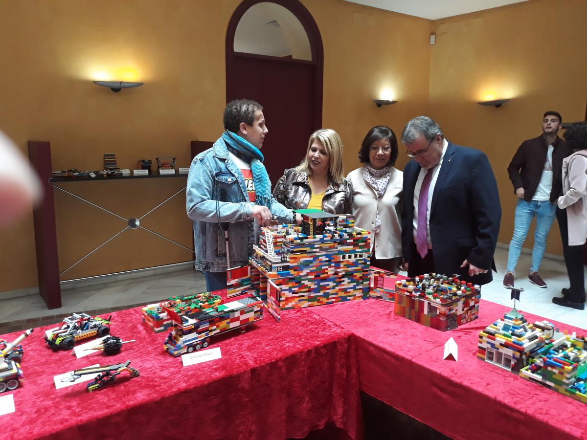La alcaldesa de Jerez, Carmen Sánchez, inauguró la Semana ONCE en la ciudad que se abrió con una exposición de Lego del joven afiliado Manuel Sánchez