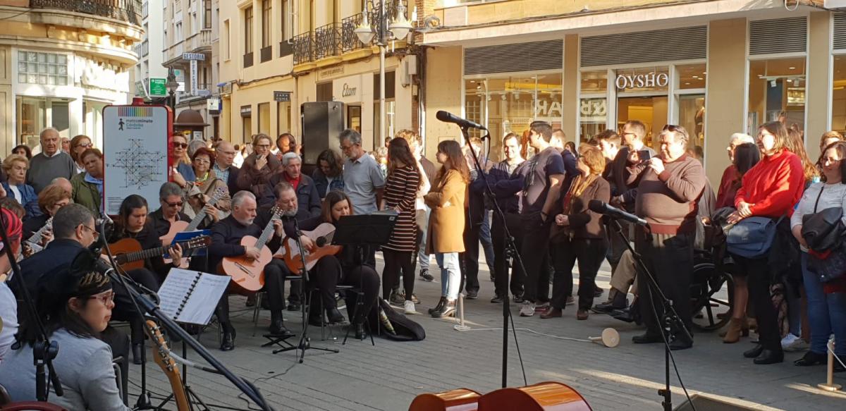 La orquesta de plectro Ciudad de los Califas conquistó el aplauso del público en su concierto al aire libre en pleno centro de Córdoba