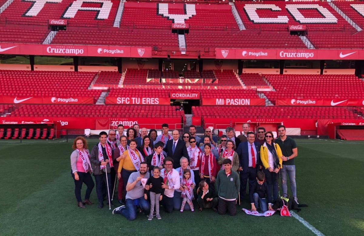 El presidente del Sevilla FC, José Castro, recibió al grupo de la ONCE que visitó el estadio del Sánchez Pizjuán dentro de las actividades de la Semana ONCE