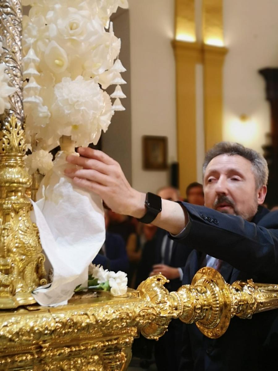 Cristóbal Martínez en la fundición de una vela del paso de la virgen de San Bernardo