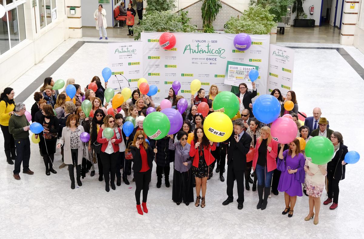El acto finalizó con mujeres afiliadas y trabajadoras pinchando globos con palabras alusivas a la lucha contra la discriminación a la mujer