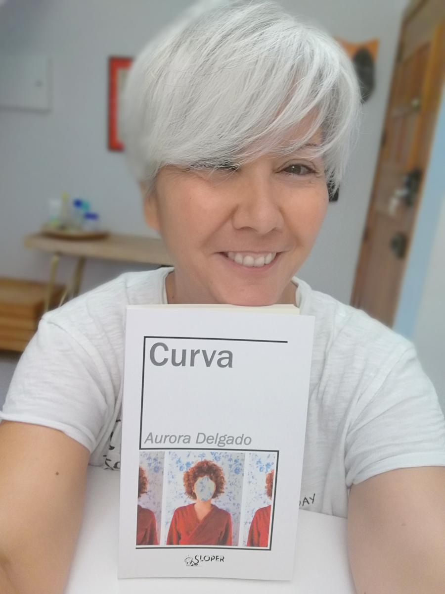 Aurora Delgado con su libro 'Curva'