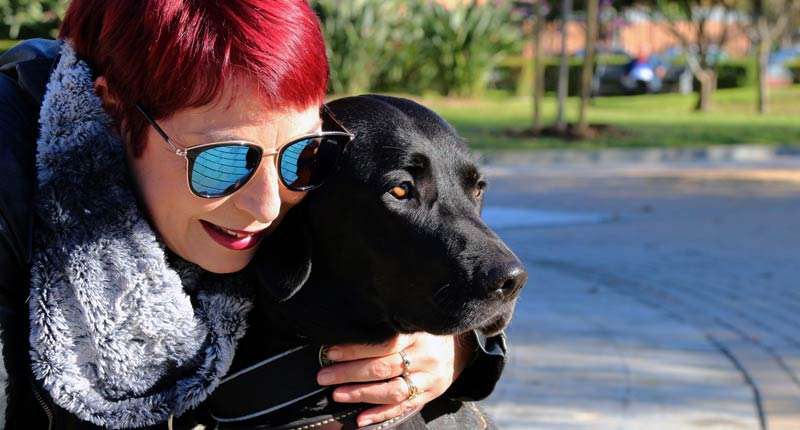 Conchi Andrada con su perra guía, Salina, protagonista de su libro