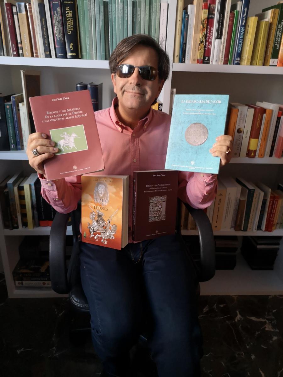 José Soto rodeado de sus libros