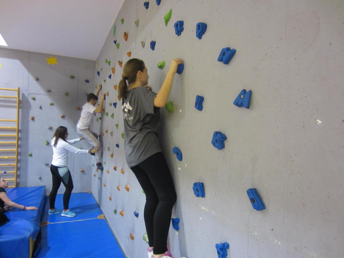 Alumnas practicando la escalada