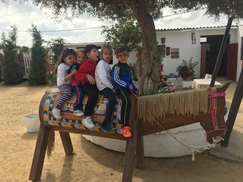 Niños montados en un caballo de madera
