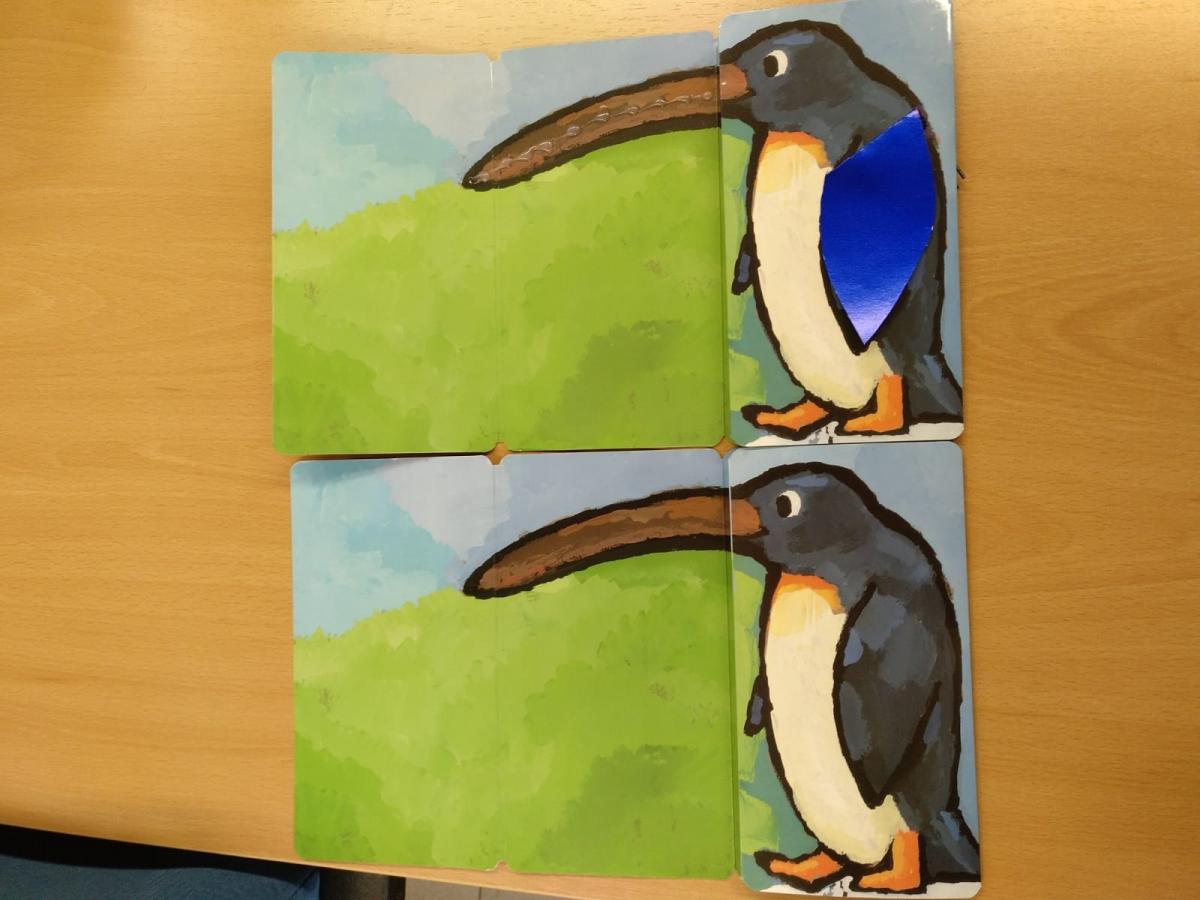 En la parte superior hay un pingüino adaptado en relieve y en la inferior está el original