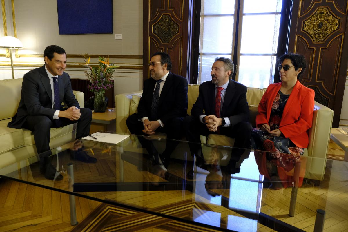 El presidente de la Junta de Andalucía elogió la "encomiable labor" de la ONCE en la sociedad