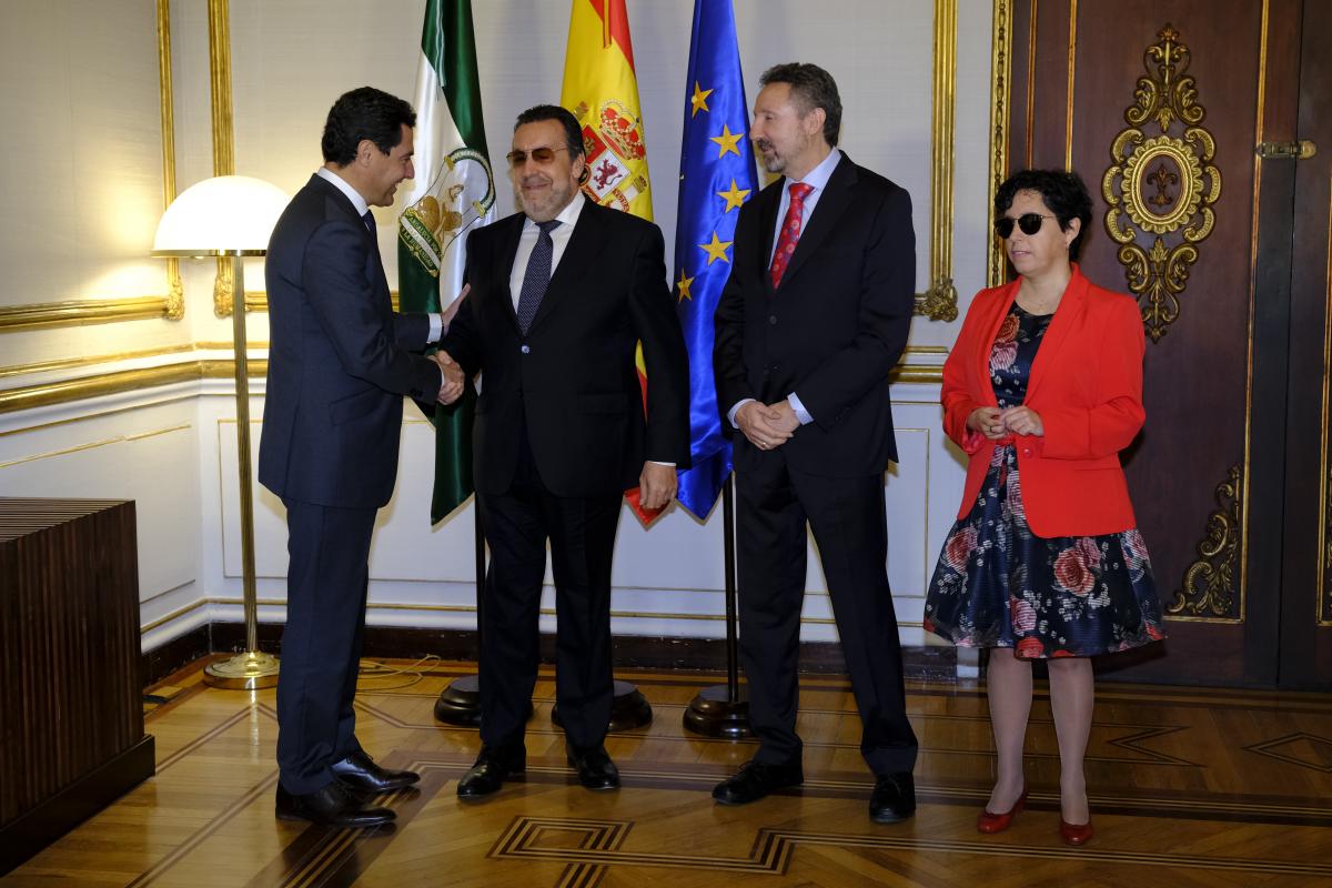 El presidente de la Junta de Andalucía saluda al presidente de la ONCE en la sala de audiencias del Palacio de San Telmo