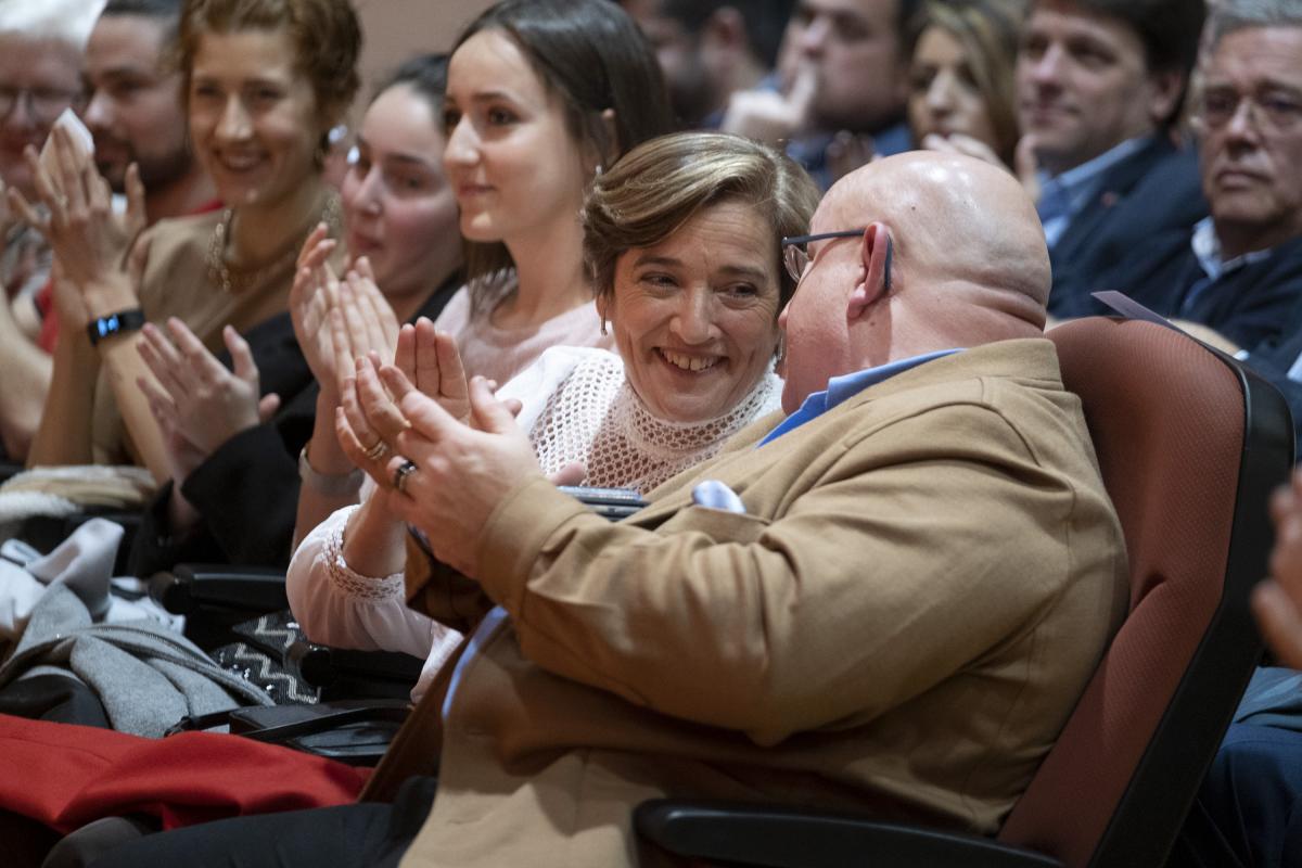 La esposa del delegado territorial, Elvira Sánchez, y el marido de la presidenta del Consejo, Carlos Ortigosa, comparten los aplausos a la intervención de Isabel Viruet