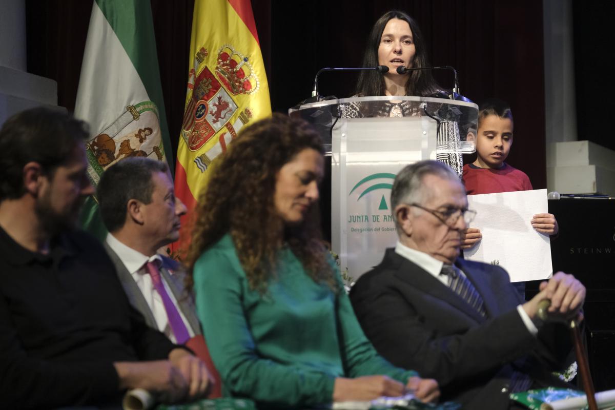 La directora del CRE, Eva Pérez, dedicó la Bandera de Andalucía a todos los profesionales de la educación inclusiva