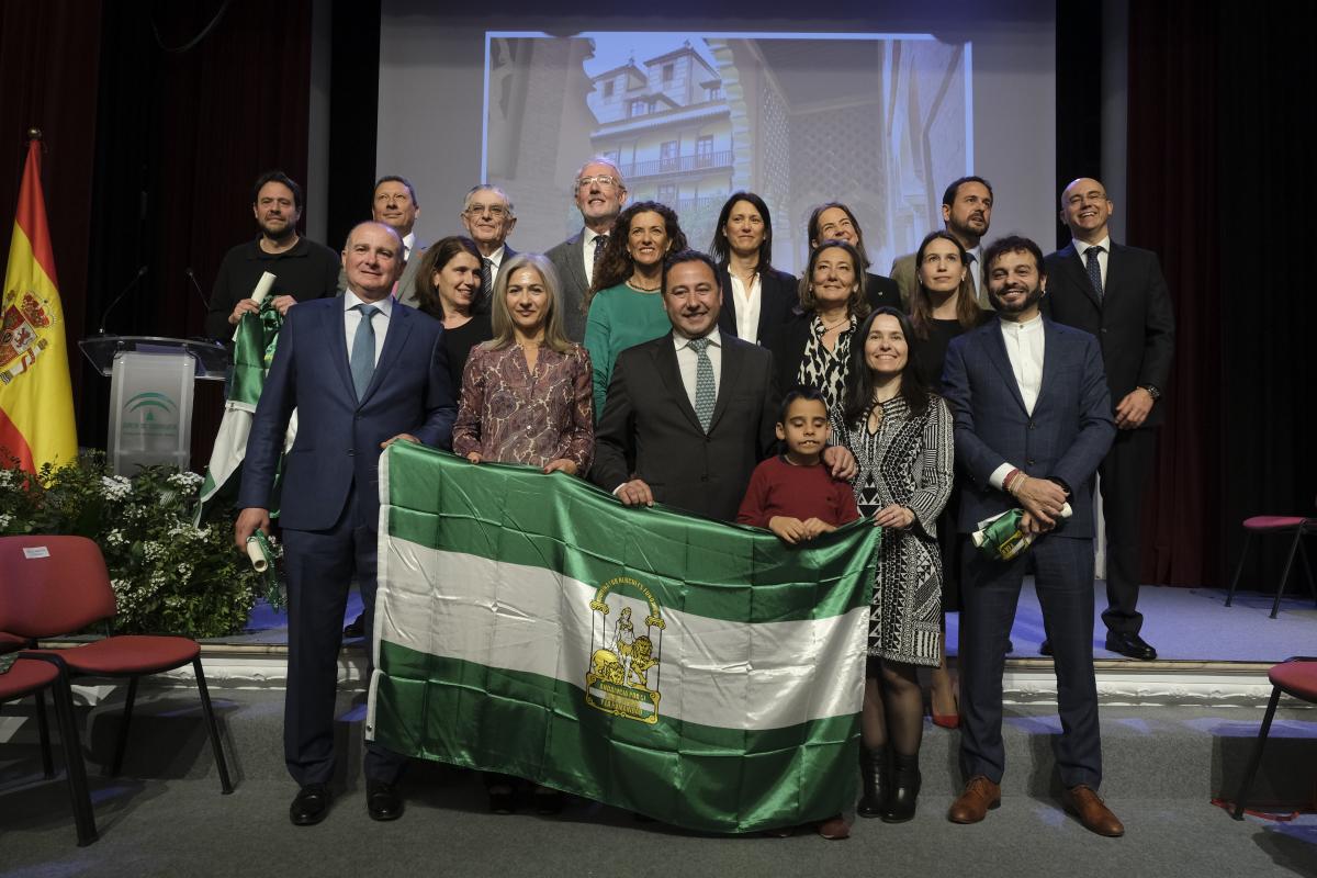 Todos los premiados en el escenario del Teatro de Fundación Cajasol tras el acto