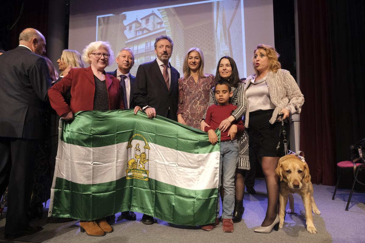 El delegado y subdelegado territorial se sumaron a la foto de familia con las responsables del CRE de Sevilla