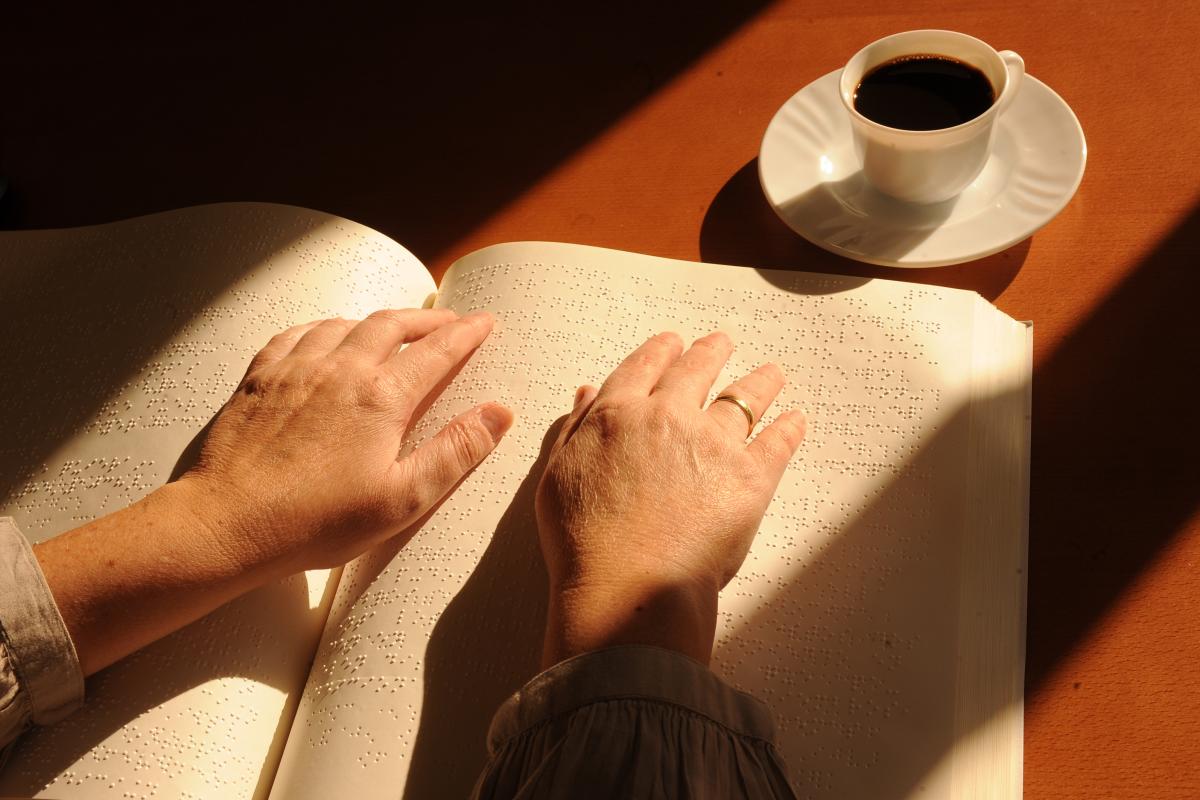 La lectura en braille puede contener y descubrir toda una declaración de amor