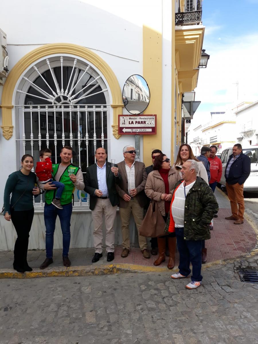 El vendedor con el director de la ONCE en Huelva y vecinos de Moguer