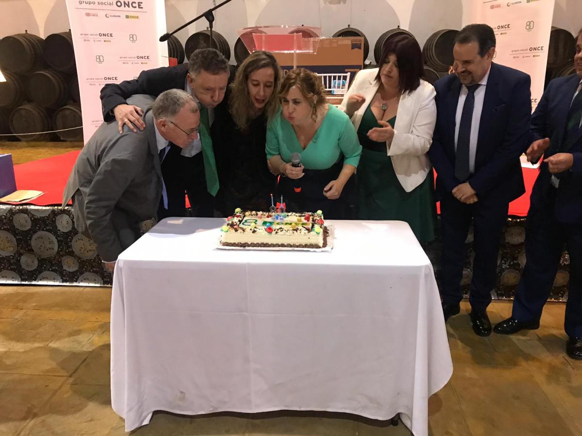 La vicepresidenta de la ONCE, Patricia Sanz, sopló las velas en la celebración de Santa Lucía en Córdoba