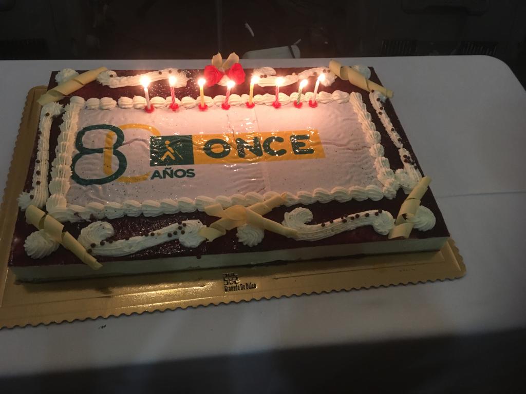La tarta de los 80 años de la ONCE en Málaga estaba, literalmente, para comérsela